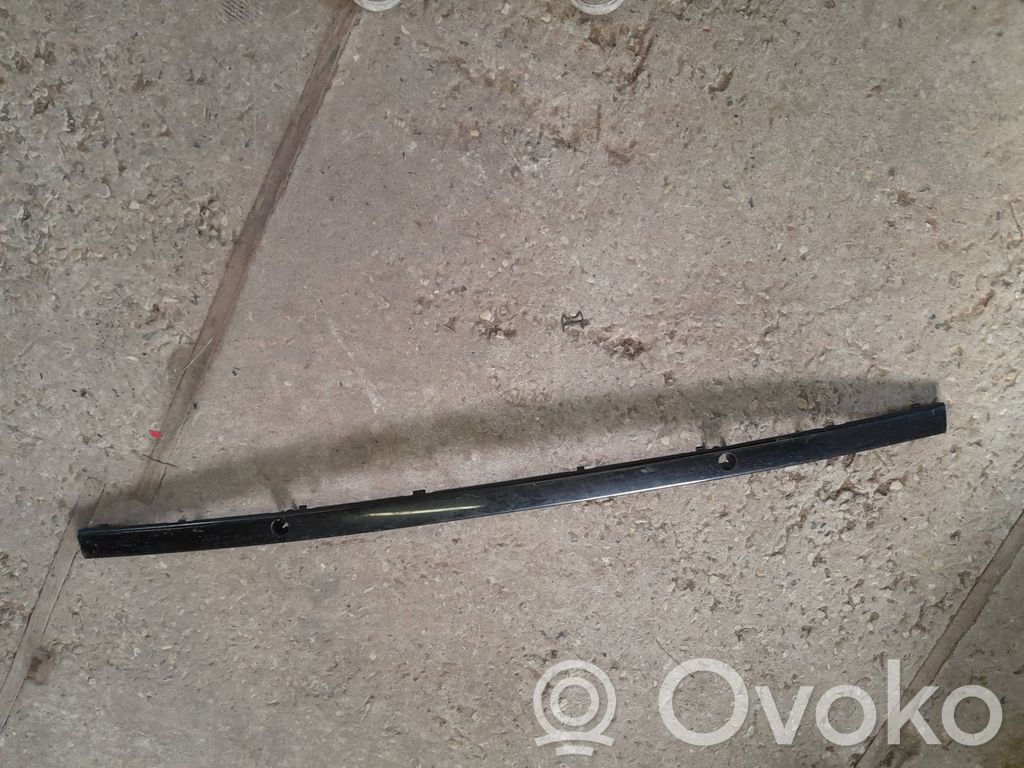 BMW 5 E39 Moldura embellecedora de la barra del amortiguador trasero 