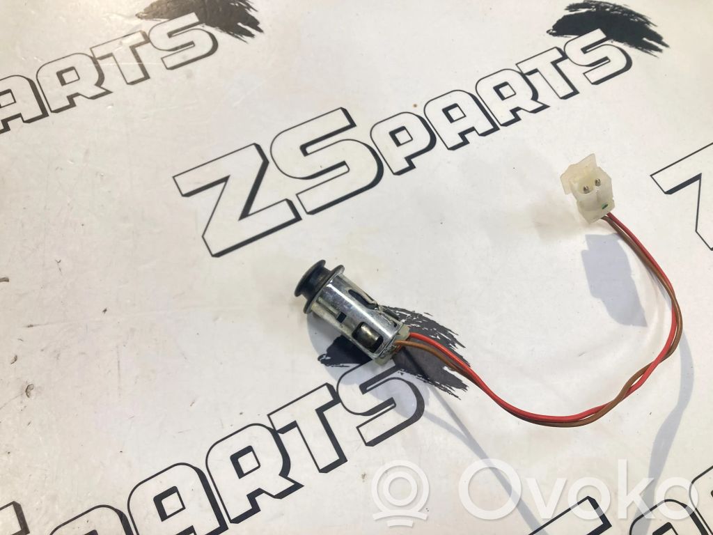12 V ligzda (priekšā)