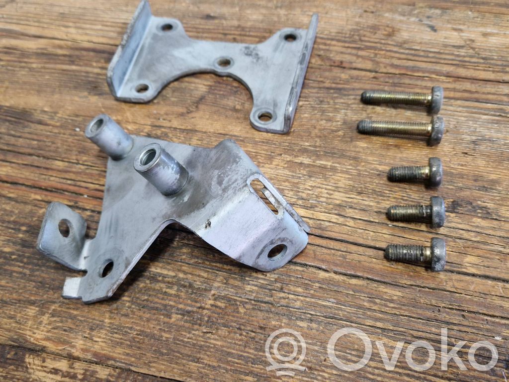 Power steering pump mounting bracket   6756582