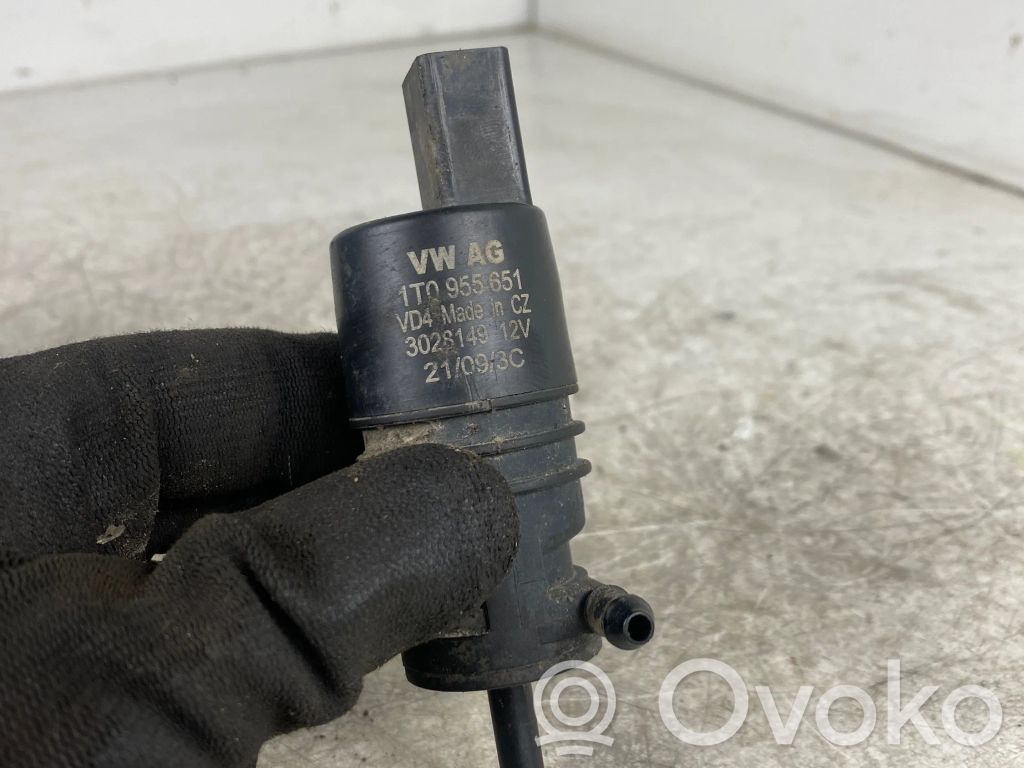 Volkswagen Jetta V Windscreen/windshield washer pump 