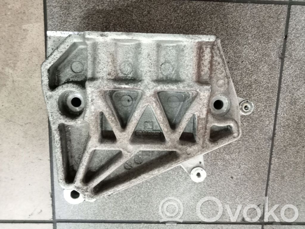 Chevrolet Captiva Engine mounting bracket 