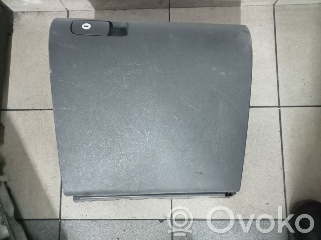 Volkswagen Golf V Glove box 