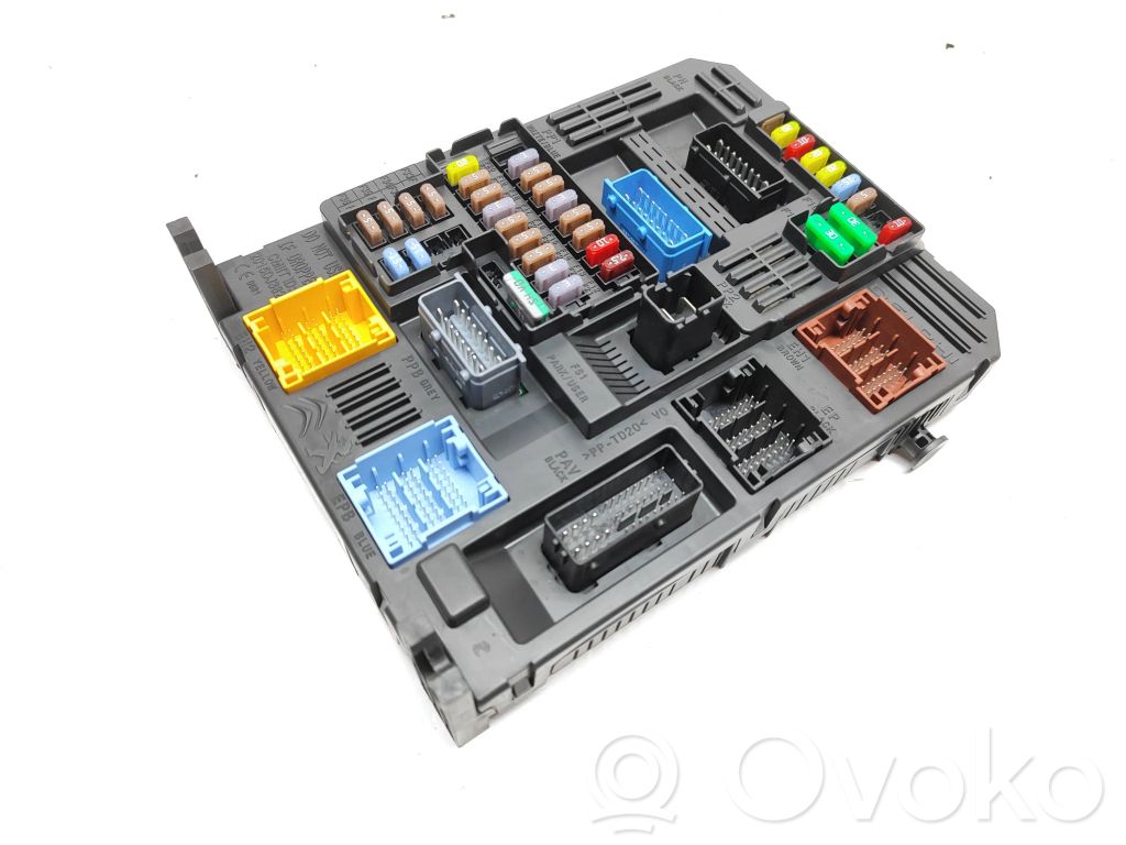 Peugeot 308 Fuse module 