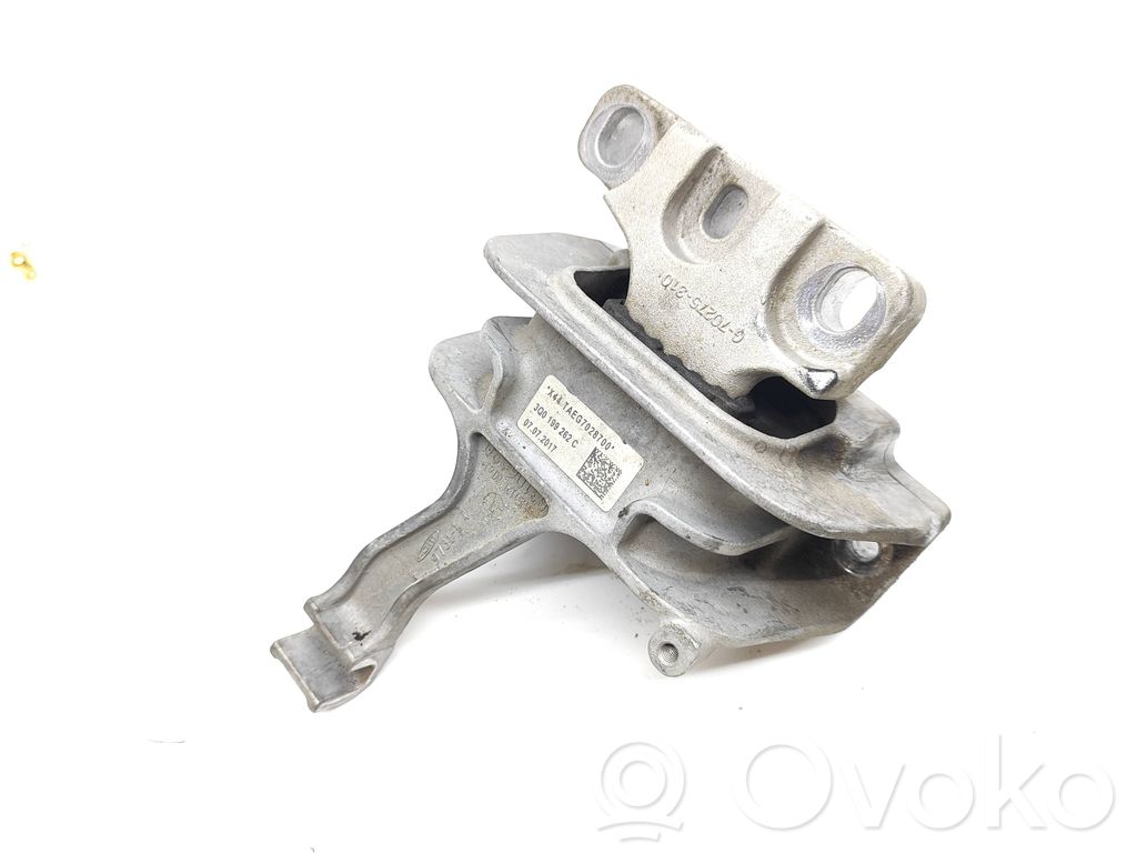 Volkswagen Tiguan Allspace Engine mount bracket 
