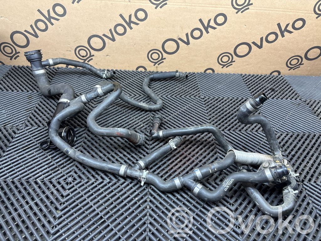 Volvo XC90 Conductă/furtun lichid de răcire motor 
