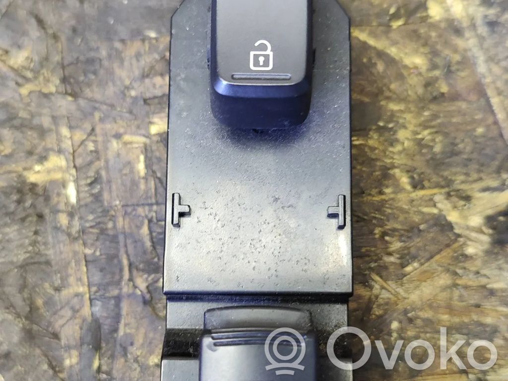 Central locking switch button   935752T510