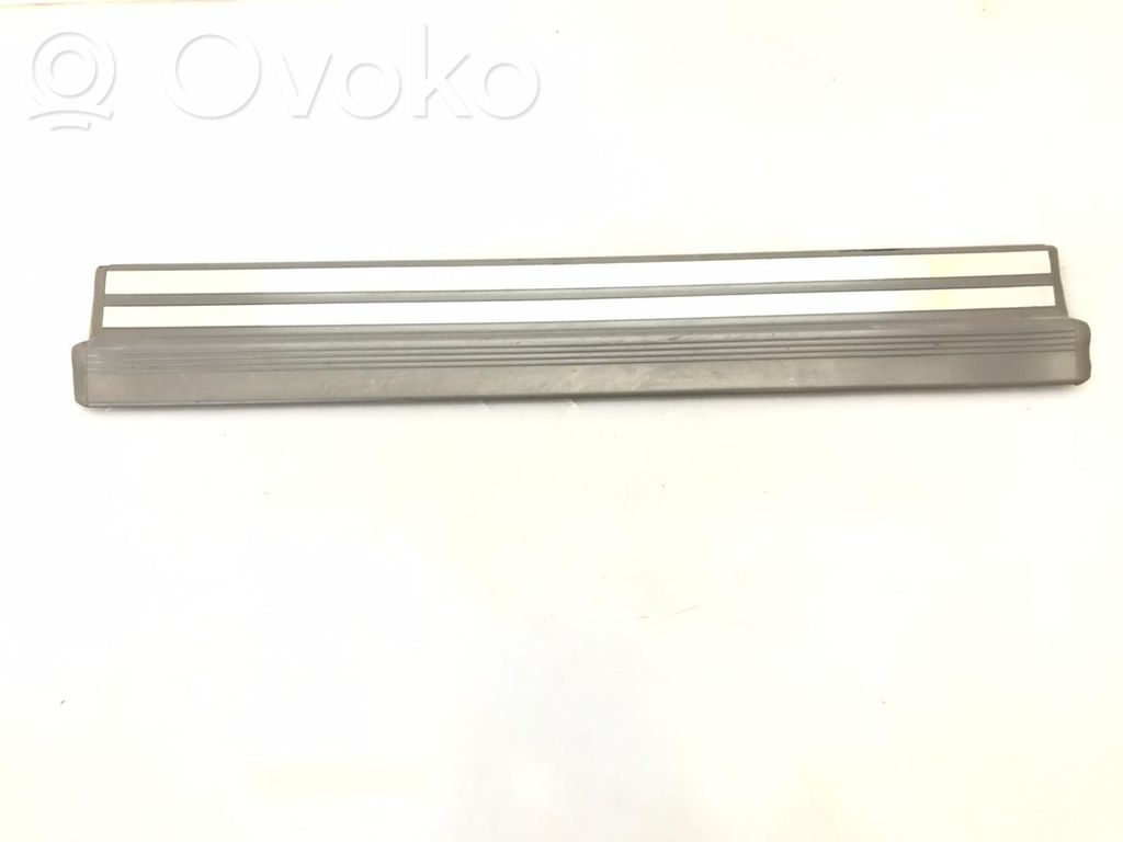 Priekšējā sliekšņa dekoratīvā apdare (iekšējā)