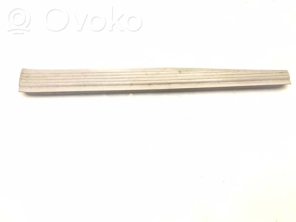 Priekšējā sliekšņa dekoratīvā apdare (iekšējā)