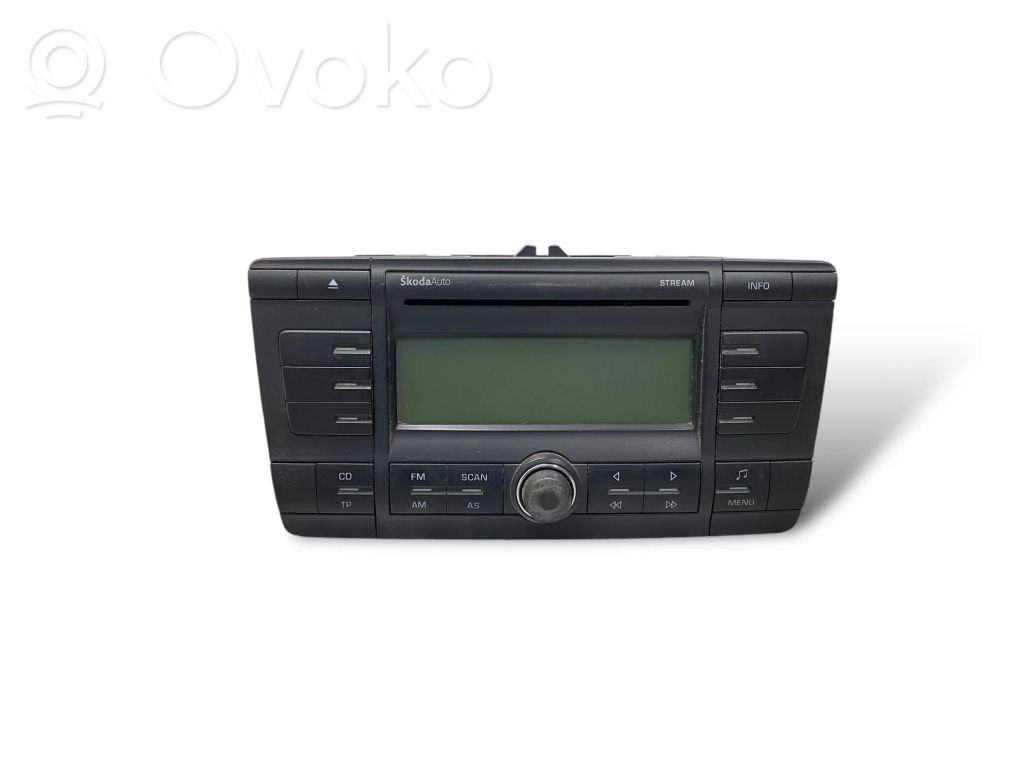 Radio / CD/DVD atskaņotājs / navigācija