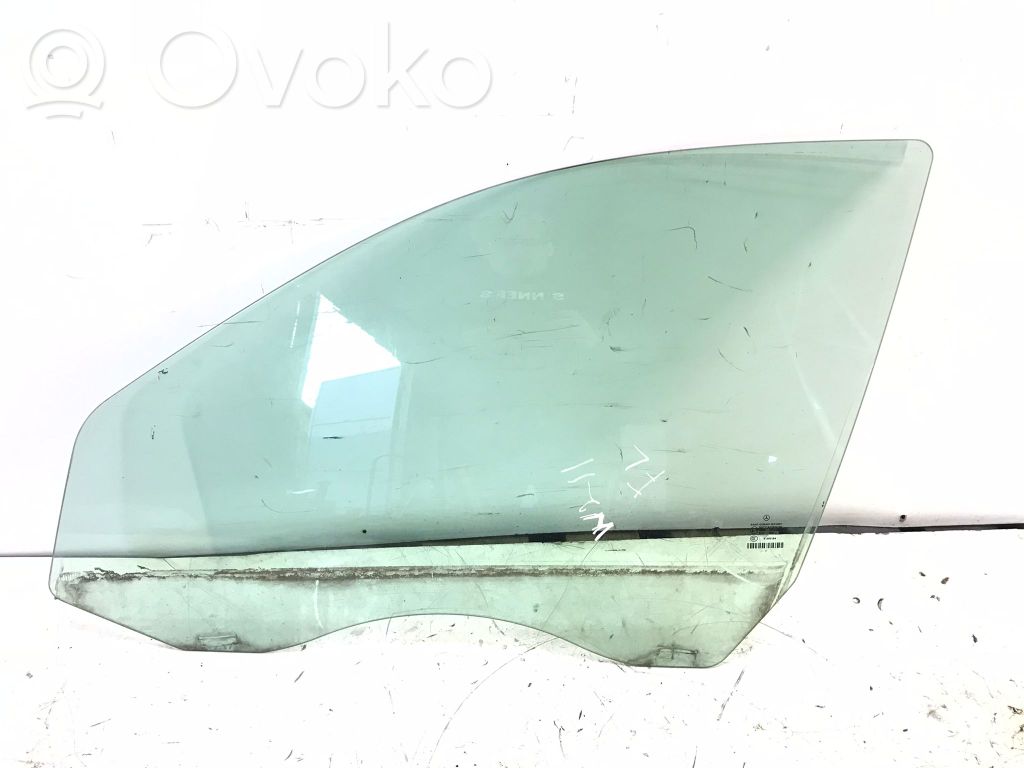 priekšējo durvju stikls (četrdurvju mašīnai)