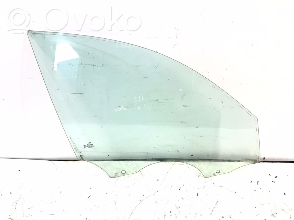 priekšējo durvju stikls (četrdurvju mašīnai)