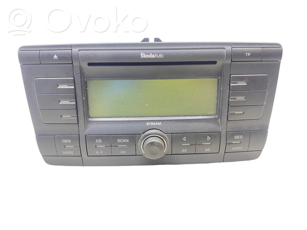Radio / CD/DVD atskaņotājs / navigācija