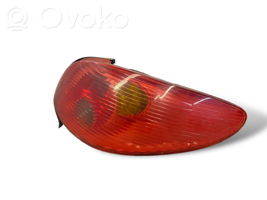Aizmugurējais lukturis virsbūvē
