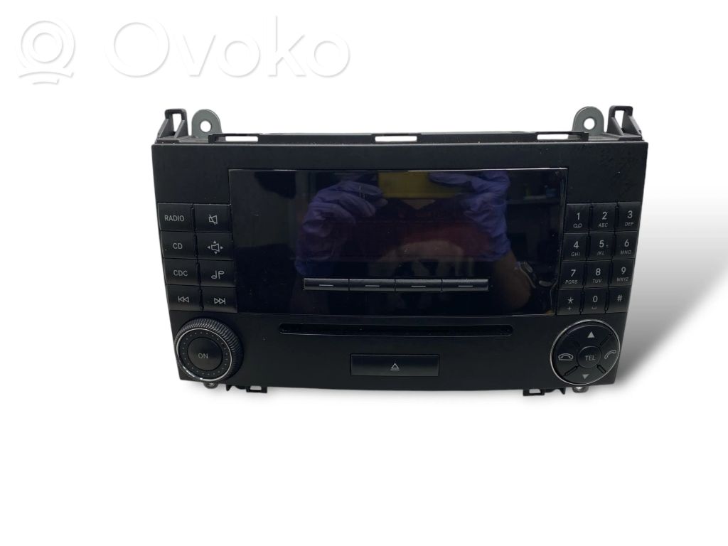 Radio / CD/DVD atskaņotājs / navigācija