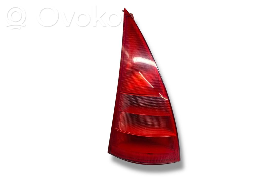 Aizmugurējais lukturis virsbūvē