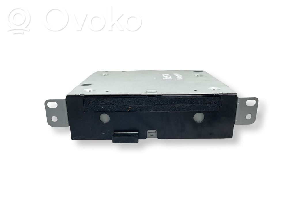 Radio / CD/DVD atskaņotājs / navigācija