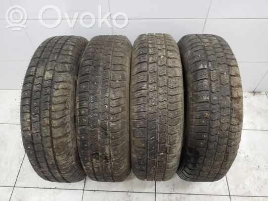 Volkswagen Golf II Pneus d’hiver R13 à crampons 
