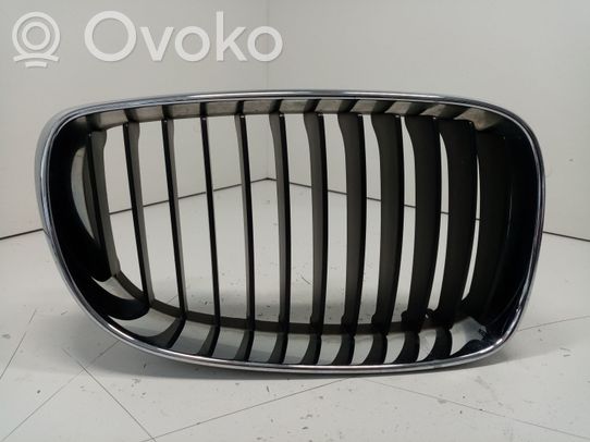 BMW 1 E81 E87 Grotelės viršutinės 