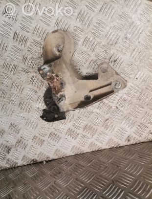 Audi A4 S4 B5 8D Moottorin kiinnikekorvake (käytetyt) 
