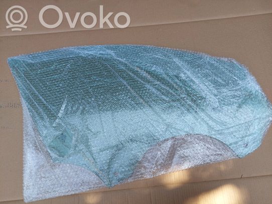 Volkswagen PASSAT B8 Vetro del finestrino della portiera anteriore - quattro porte 