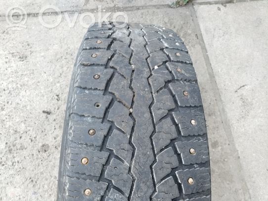 Volkswagen Golf IV Pneus d’hiver R15 C à crampons 