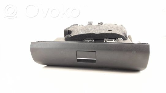 Mercedes-Benz A W169 Mantu nodalījuma komplekts 