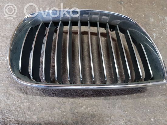 BMW 1 E81 E87 Front bumper upper radiator grill 71286149