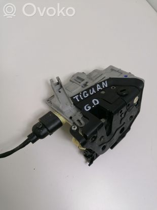 Volkswagen Tiguan Rear door lock 3C4839016A