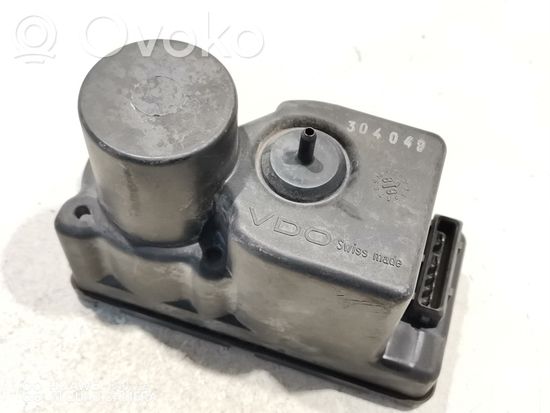 Audi 80 90 S2 B4 Central locking vacuum pump 443862257