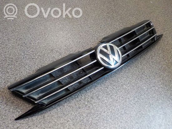 Volkswagen Jetta VI Front bumper upper radiator grill
