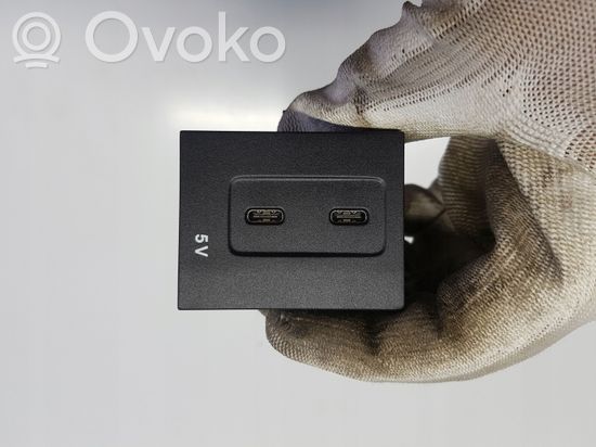 Mercedes-Benz B W247 USB socket connector A2478200301