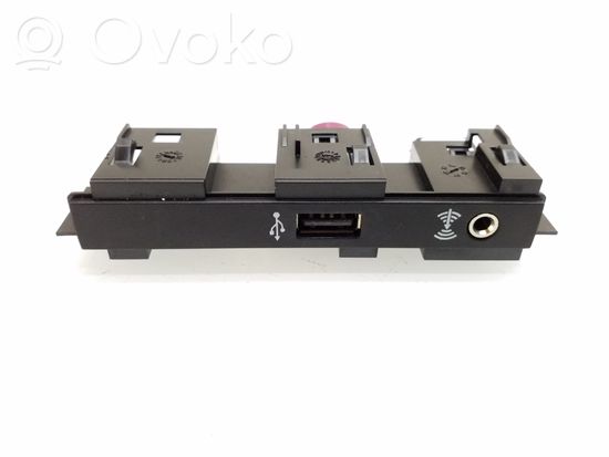 Volkswagen Touran III USB socket connector 5TA863324B