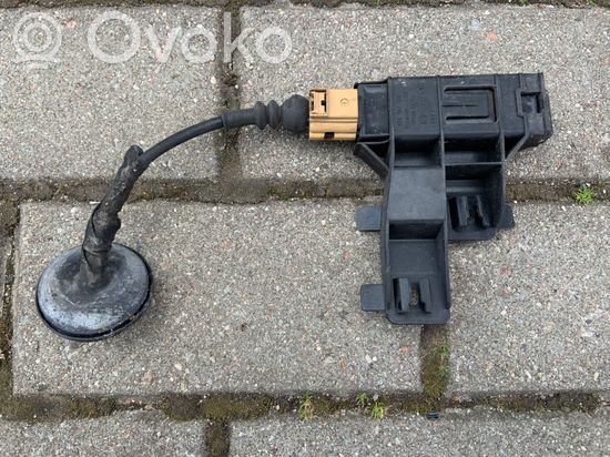 Audi A3 S3 A3 Sportback  8V Aerial antenna amplifier 8V0907526 8K0973702G