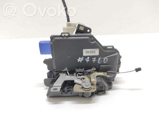 Volkswagen Golf V Rear door lock 7L0839015