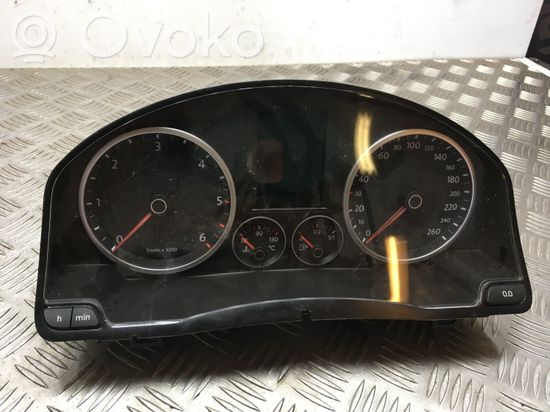 Volkswagen Tiguan Speedometer (instrument cluster) 5N0920870D 9601907868 V0004000