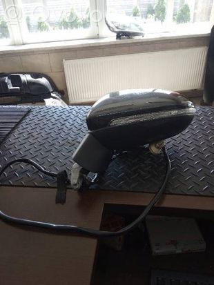 Volkswagen Golf Sportsvan Front door electric wing mirror