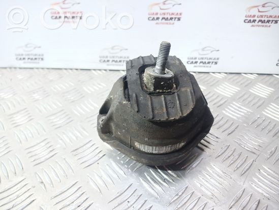 BMW 5 E60 E61 Engine mount bracket 6774619