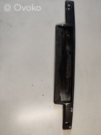 BMW 3 E30 Modanatura separatore del paraurti anteriore 1888266