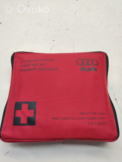 Audi A5 8T 8F Trousse de premiers secours 8P0860282A