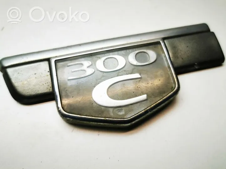 Chrysler 300 - 300C Logo, sigle, emblème de porte arrière C22338