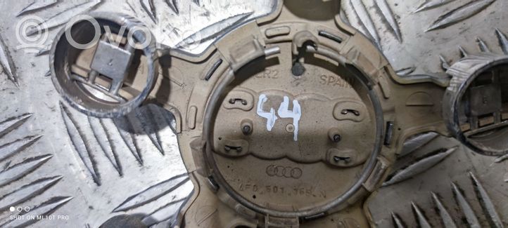 Audi S5 Ohjauspyörän mutterin suojakansi 4F0601165