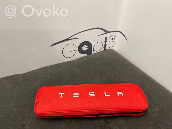 Tesla Model S Kit di pronto soccorso 