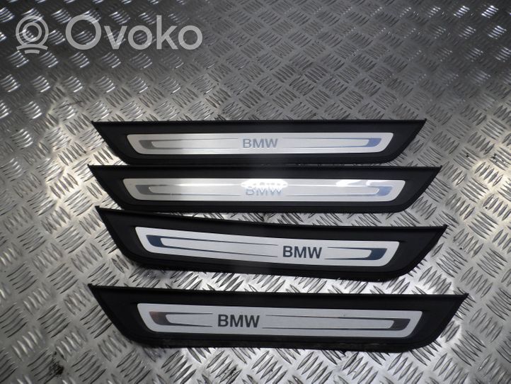 BMW 5 G30 G31 Rivestimento vano piedi laterale 