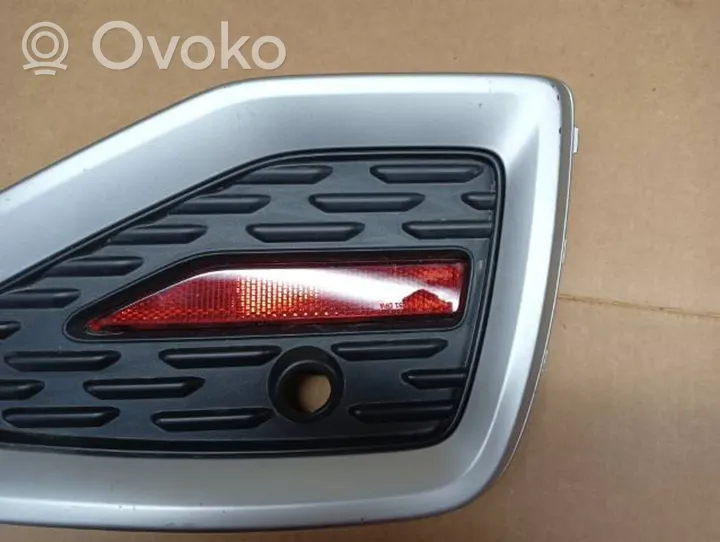 Audi Q2 - Radiatoru paneļa augšējā daļa (televizors) 81A807881