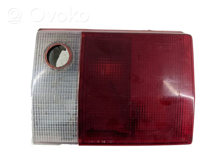 Audi 80 90 B2 Lampy tylnej klapy bagażnika 893945094