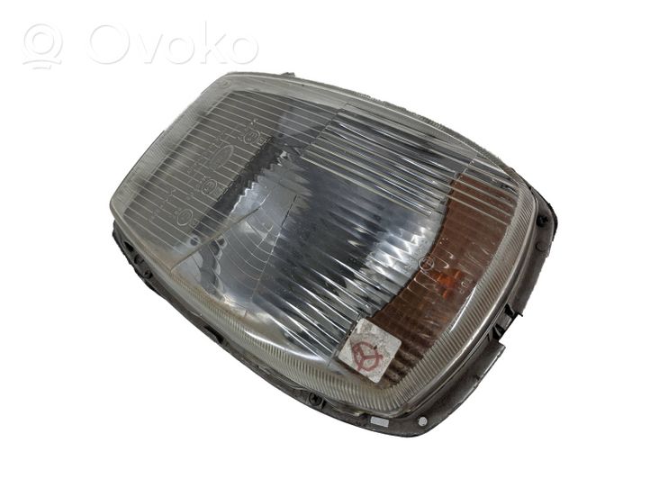 Mercedes-Benz COMPAKT W115 Lampa przednia 0301854101