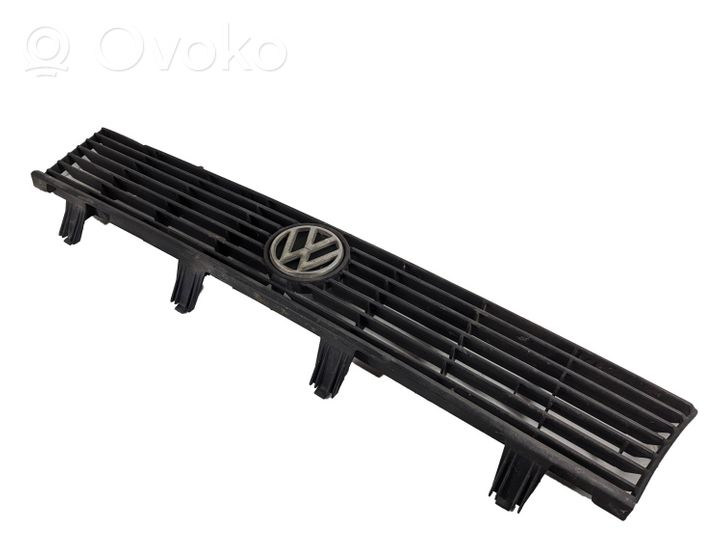 Volkswagen PASSAT B2 Maskownica / Grill / Atrapa górna chłodnicy 321853653K