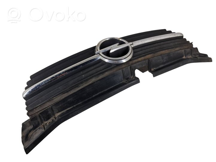 Opel Vectra B Griglia superiore del radiatore paraurti anteriore 90491397