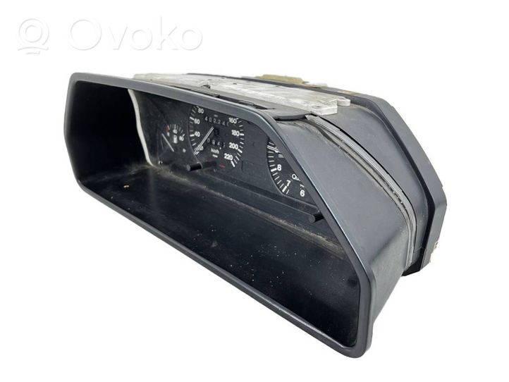 Audi 100 200 5000 C3 Spidometras (prietaisų skydelis) 88311068