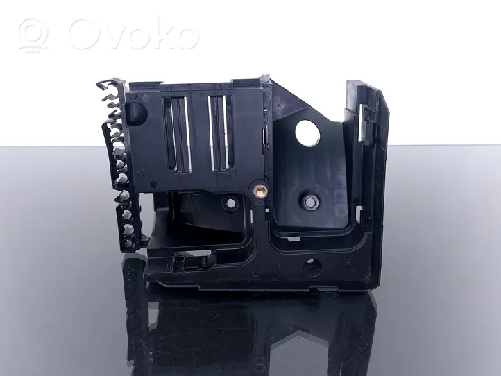 Volkswagen Golf VI Relay mounting block 